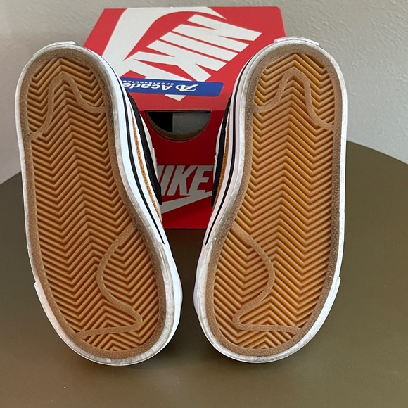 EUC Nike Toddler/Kids 8c White Sneakers with Black Swoosh and Tan Accent - Picture 4 of 6